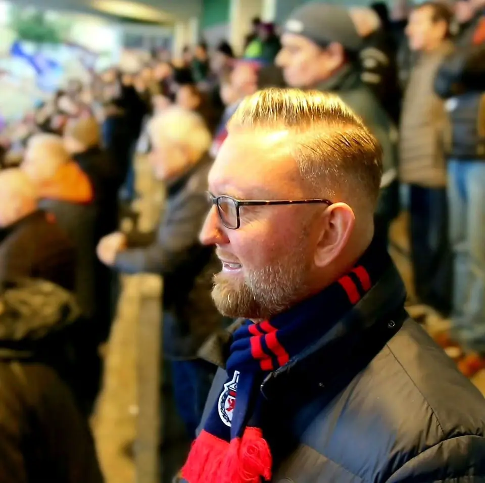 Sascha Frenz verfolgt konzentriert ein Fußballspiel.