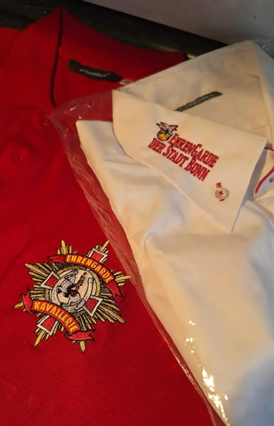 Rote Ehrengarde-Uniform und weißes Hemd mit Bonner Stickerei.