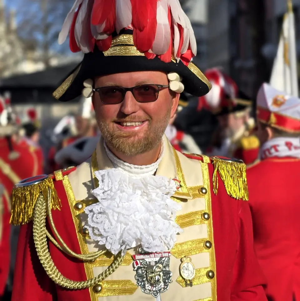 Sascha Frenz in der Uniform der Bonner Ehrengarde.