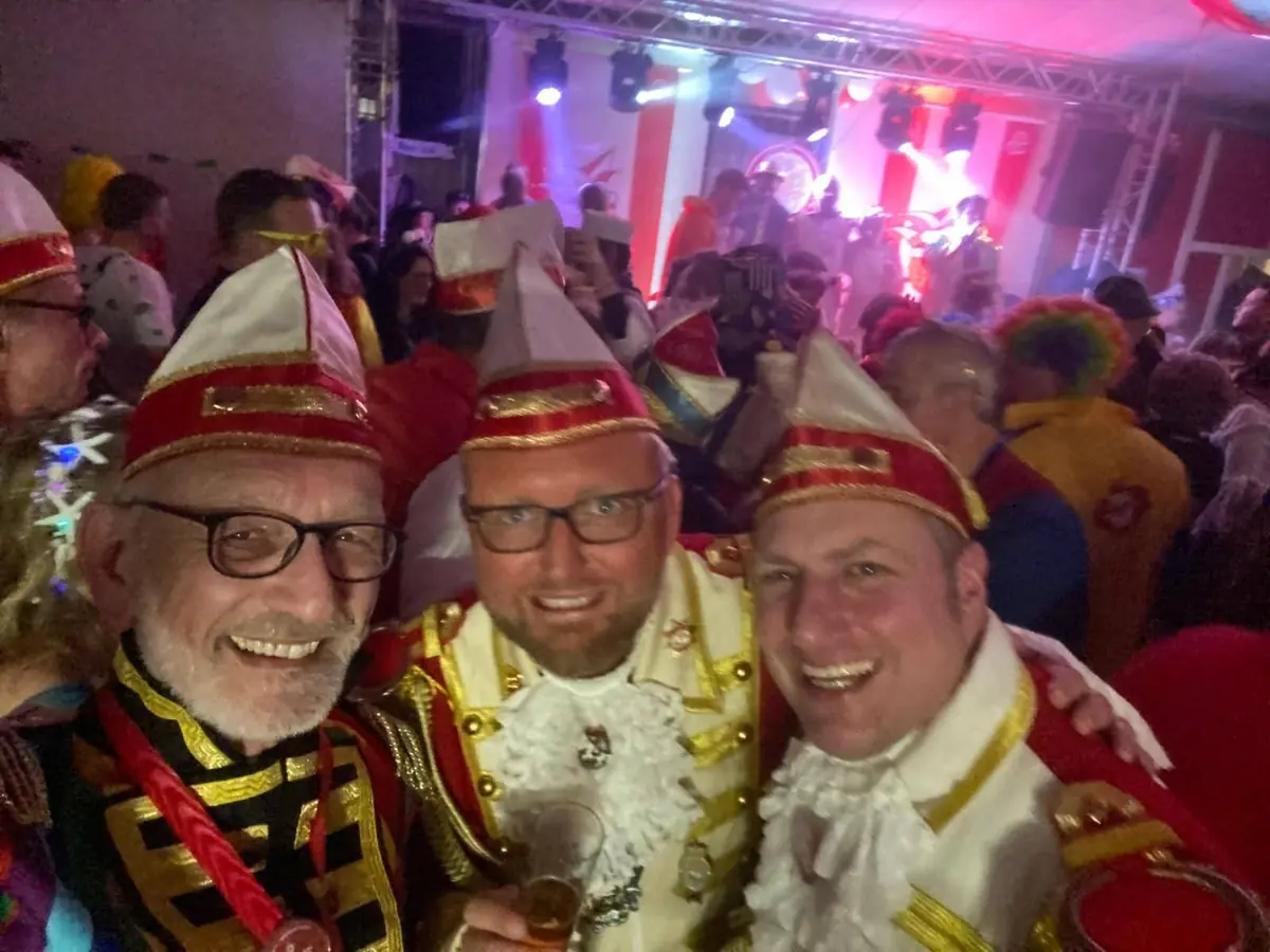 Sascha Frenz mit zwei Freunden im Bonner Karneval.