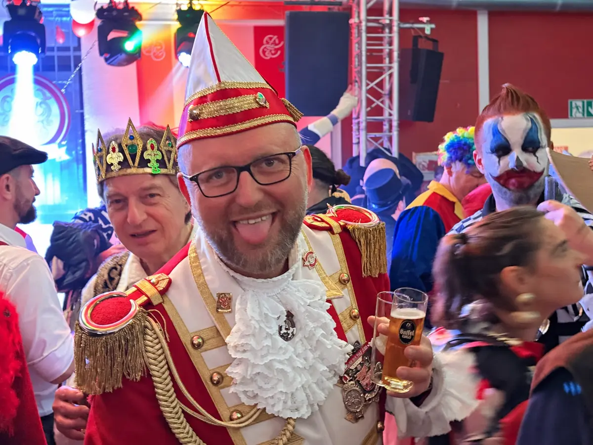 Sascha Frenz in Ehrengarde-Uniform bei einer Karnevalsfeier.