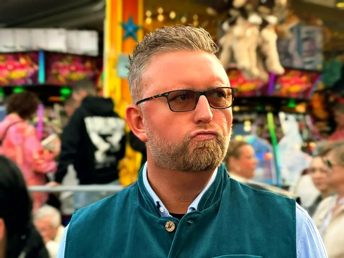 Sascha Frenz in einem ruhigen Moment mitten im Kirmestrubel.