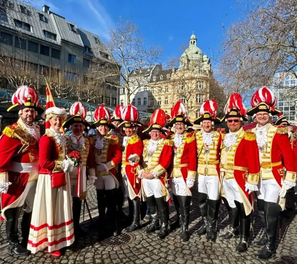 Sascha Frenz mit der Bonner Ehrengarde in der Bonner Innenstadt.
