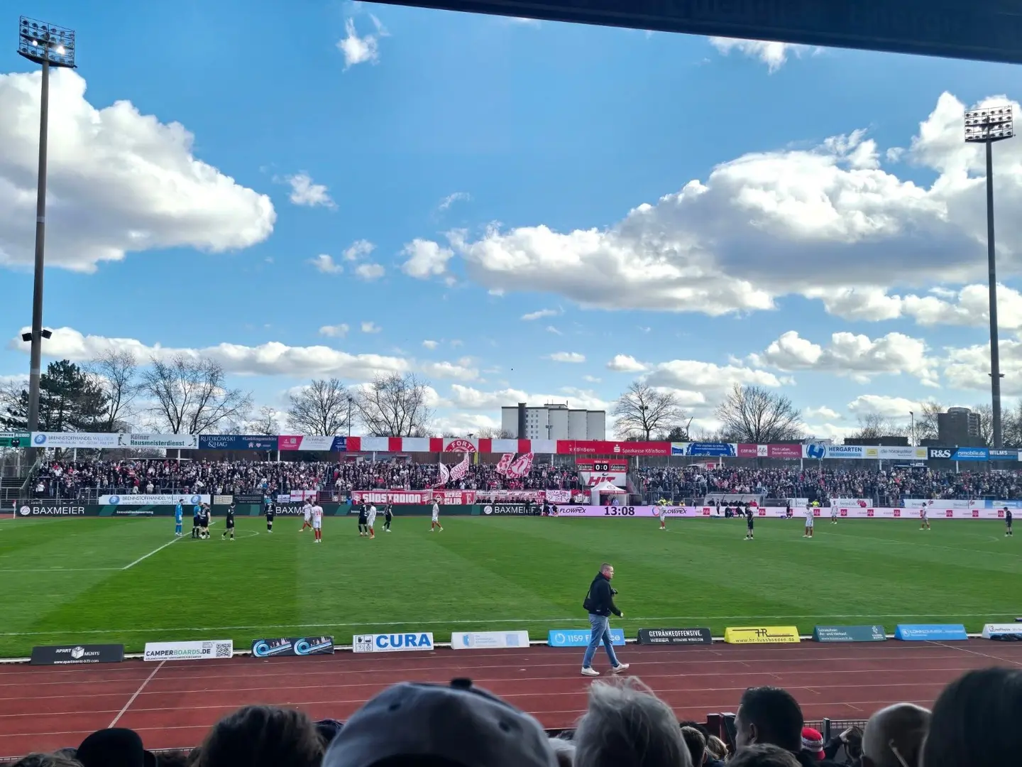 Blick von der Tribüne auf ein Fußballspiel im Stadion.