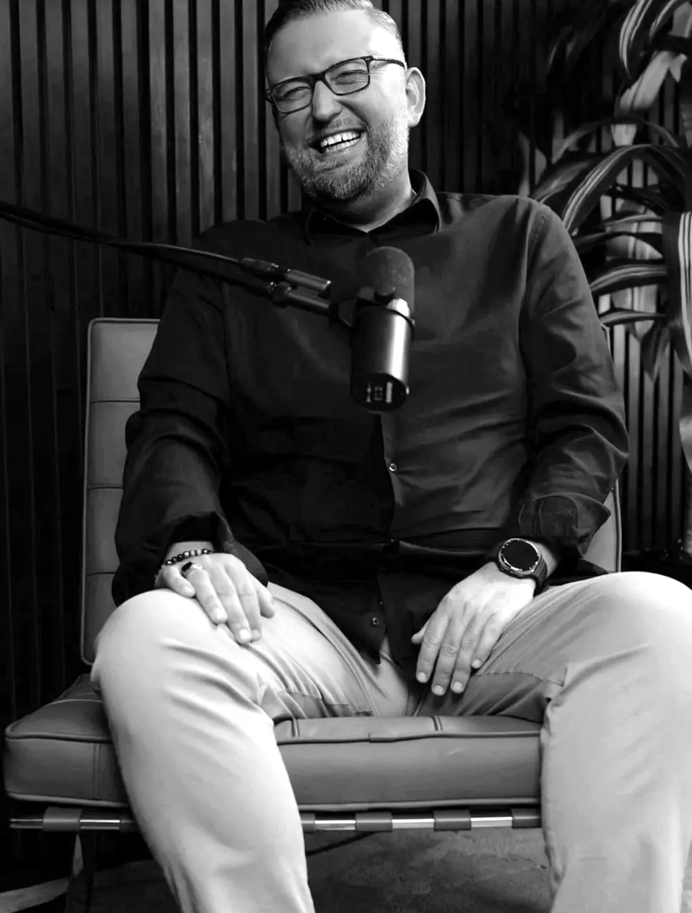 Sascha Frenz lacht bei einer Podcast-Aufzeichnung.