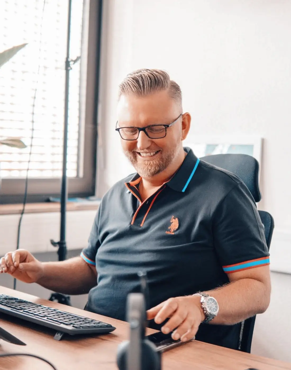 Sascha Frenz bei der Arbeit an einem Schreibtisch